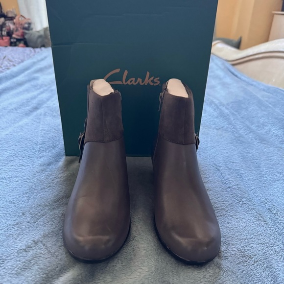 Clarks Booties NWT - New in Box Gray - Picture 3 of 3